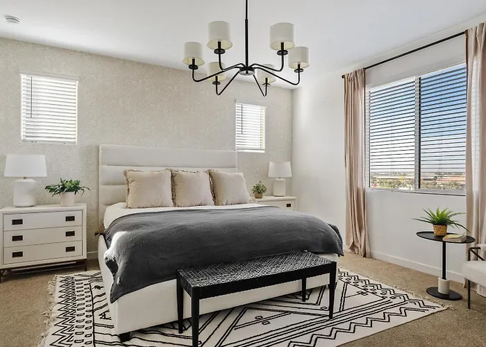 Luxe With Pool, Yard, Work Station * Queen Creek