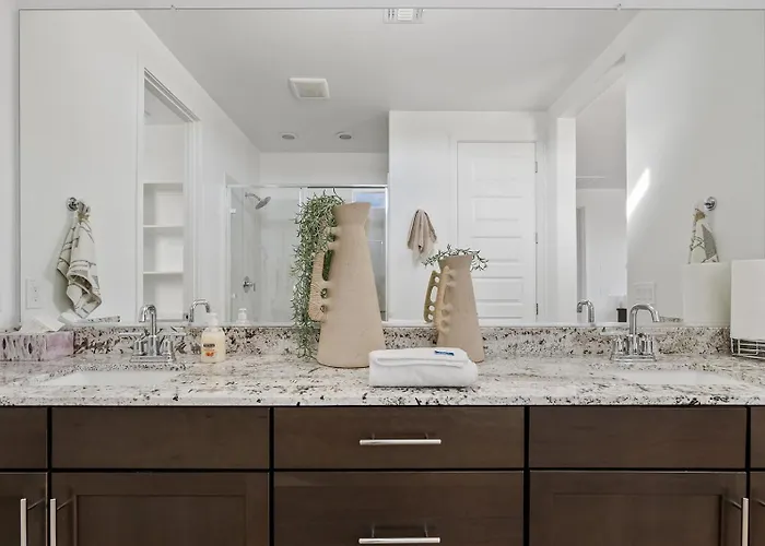 Luxe With Pool, Yard, Work Station Holiday home *