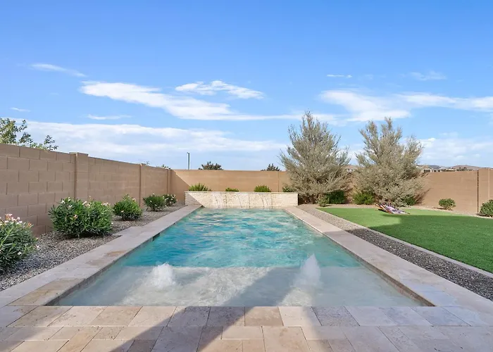 Luxe With Pool, Yard, Work Station Holiday home