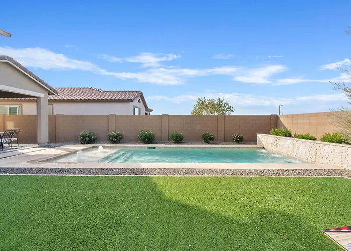 Holiday home Luxe With Pool, Yard, Work Station