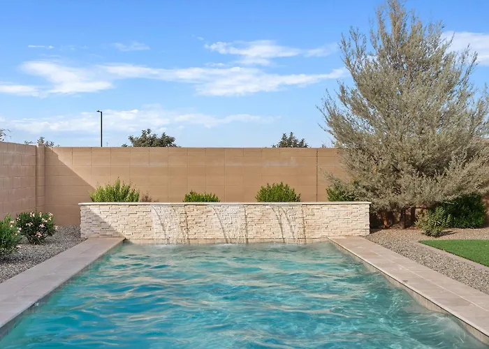 Holiday home Luxe With Pool, Yard, Work Station *