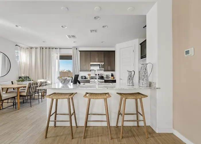 Luxe With Pool, Yard, Work Station Holiday home Queen Creek