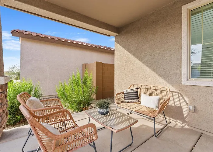 Luxe With Pool, Yard, Work Station Queen Creek
