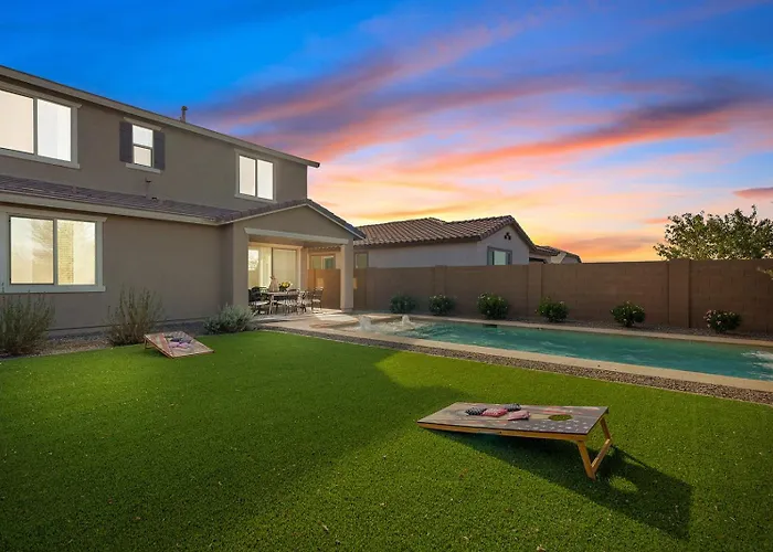 Luxe With Pool, Yard, Work Station Holiday home