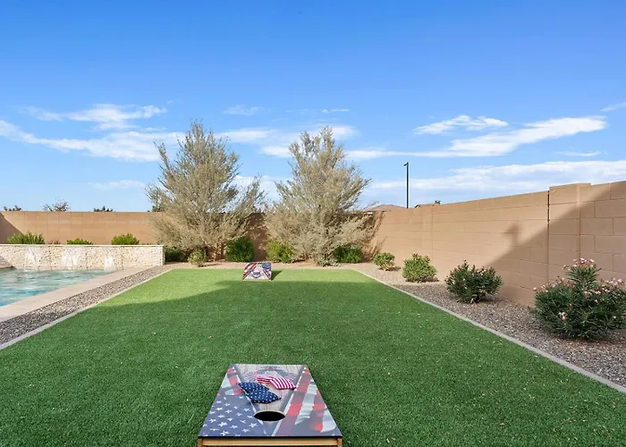 Luxe With Pool, Yard, Work Station Holiday home *