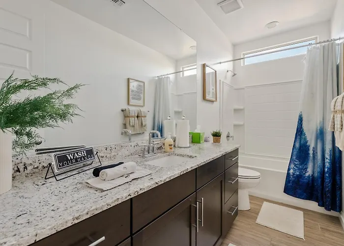 Luxe With Pool, Yard, Work Station Holiday home