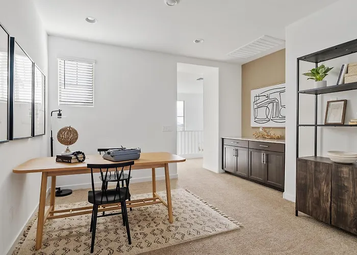 Luxe With Pool, Yard, Work Station Holiday home *