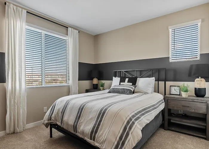 Luxe With Pool, Yard, Work Station Holiday home Queen Creek