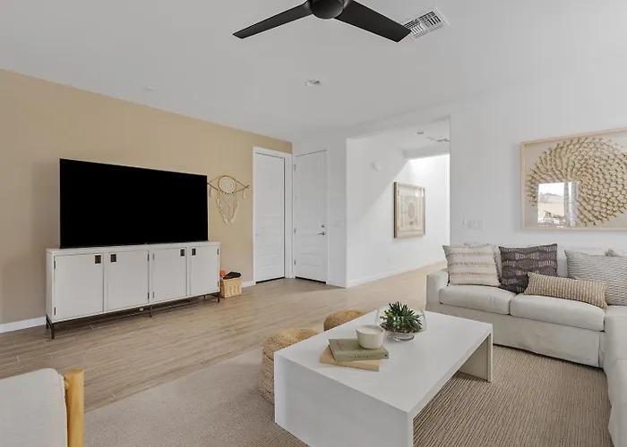 Luxe With Pool, Yard, Work Station * Queen Creek