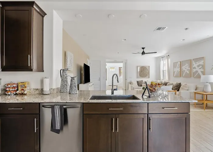 Luxe With Pool, Yard, Work Station Holiday home