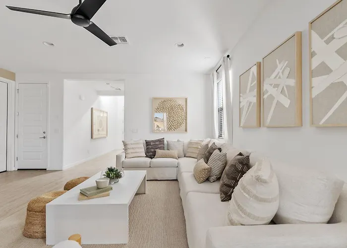 Luxe With Pool, Yard, Work Station Holiday home